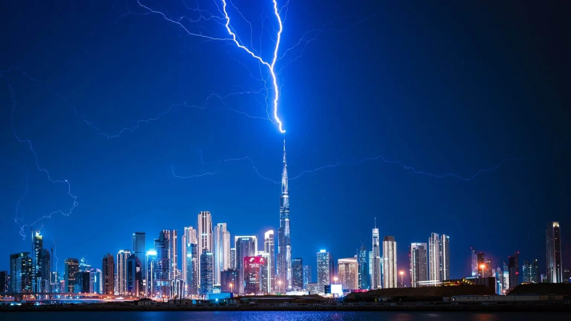 Dubai Storm: Lightning Photo Gallery | Die Geissens Real Estate | Luxus Immobilien mit Carmen und Robert Geiss – Die Geissens in Dubai